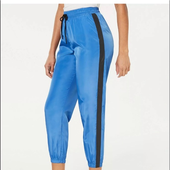 Women's Waisted Parachute Cropped Jogger pants - Picture 3 of 3